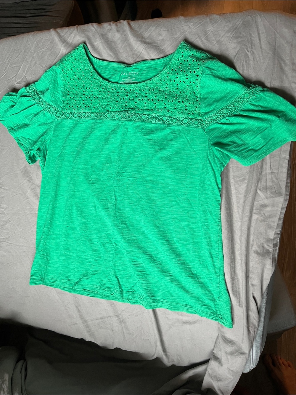 Talbots XL Bright Emerald Green Eyelet Yoke ruffle flutter bell Short Sleeve Tee